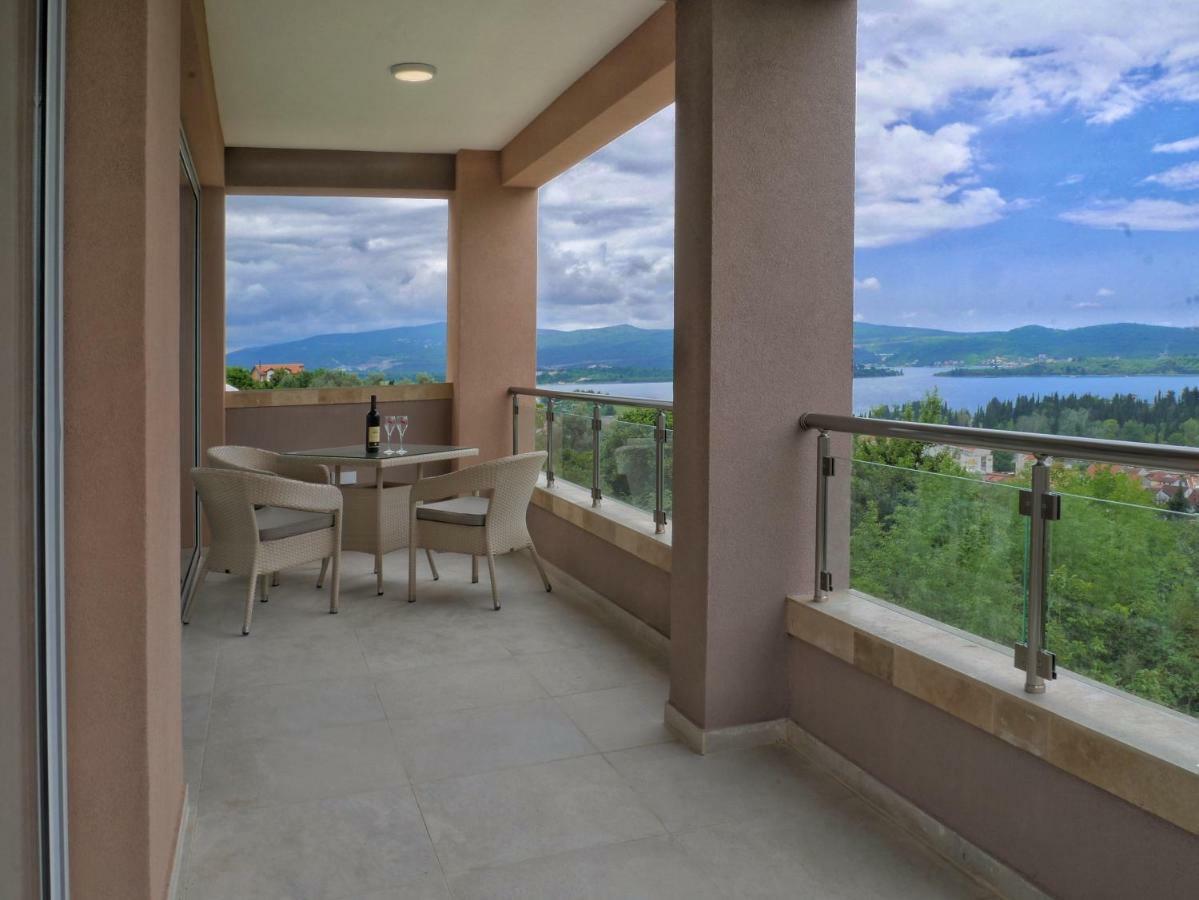 Villa Travertino Tivat Buitenkant foto